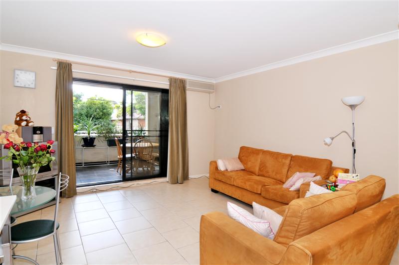 Be Quick, East facing opposite park Picture 2