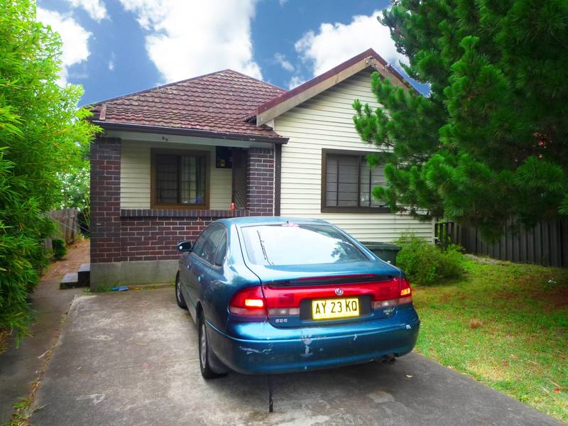 LARGE HOME - WALK TO STATION Picture 1