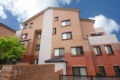 ENORMOUS UNIT - EXCELLENT LOCATION Picture