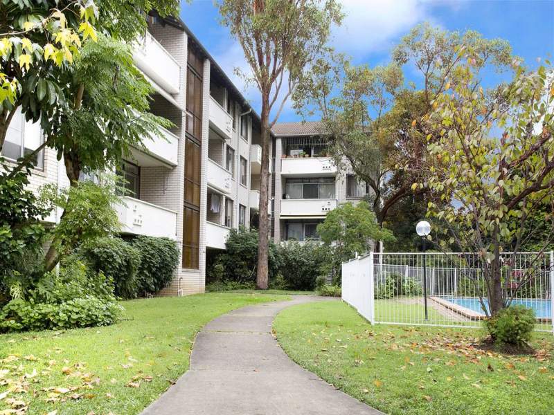 FREE SWIMMING POOL ALL YEAR
'ROUND Picture 1