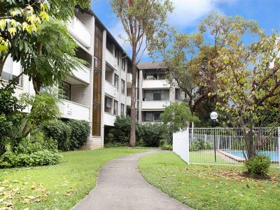 FREE SWIMMING POOL ALL YEAR
'ROUND Picture