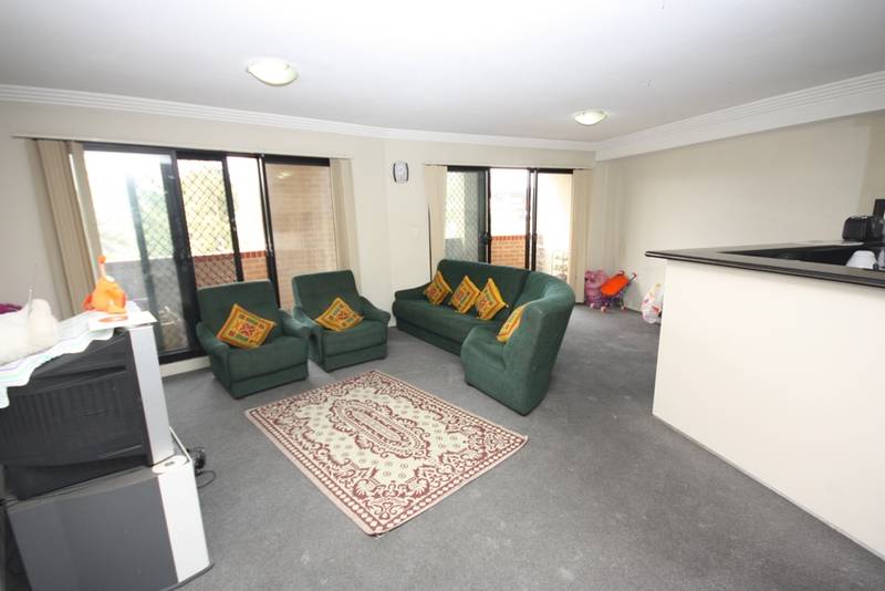 Enormous Floorplan Spread Over 2 levels Picture 2