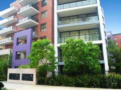 Spacious Courtyard Apartment Picture