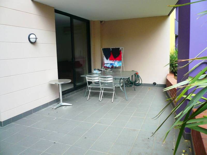 Spacious Courtyard Apartment Picture 2