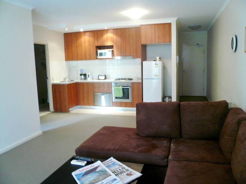 Spacious Courtyard Apartment Picture 3