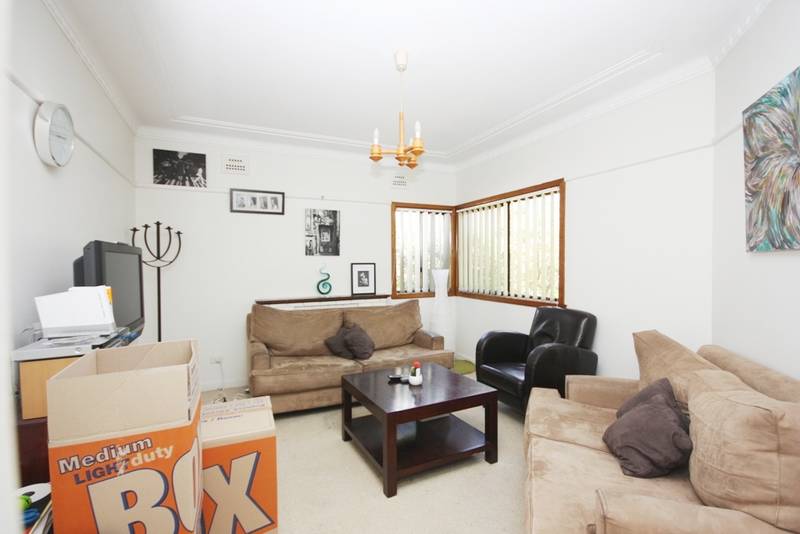 GREAT VALUE 2 BED + 2 SUNROOM HOME Picture 2