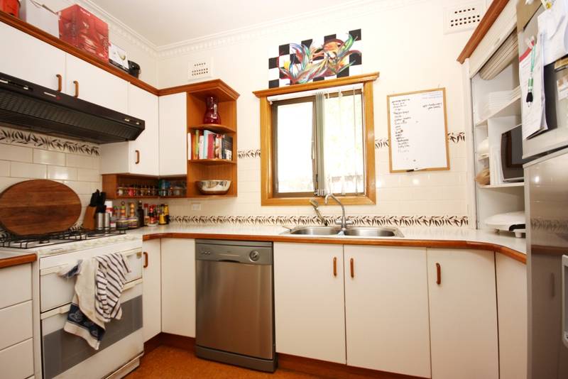 GREAT VALUE 2 BED + 2 SUNROOM HOME Picture 3