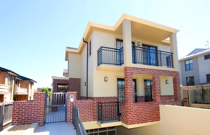 LOVING LIFE IN LUXURY Picture 1