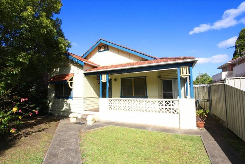 UPDATED SEMI OFFERS SPACE & CONVENIENCE Picture 1