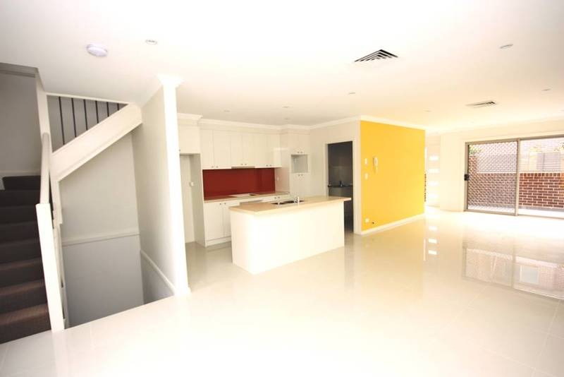 HAVING A CHOICE OF 3 BRAND NEW TOWNHOUSES...... THATS GOLD! Picture 1