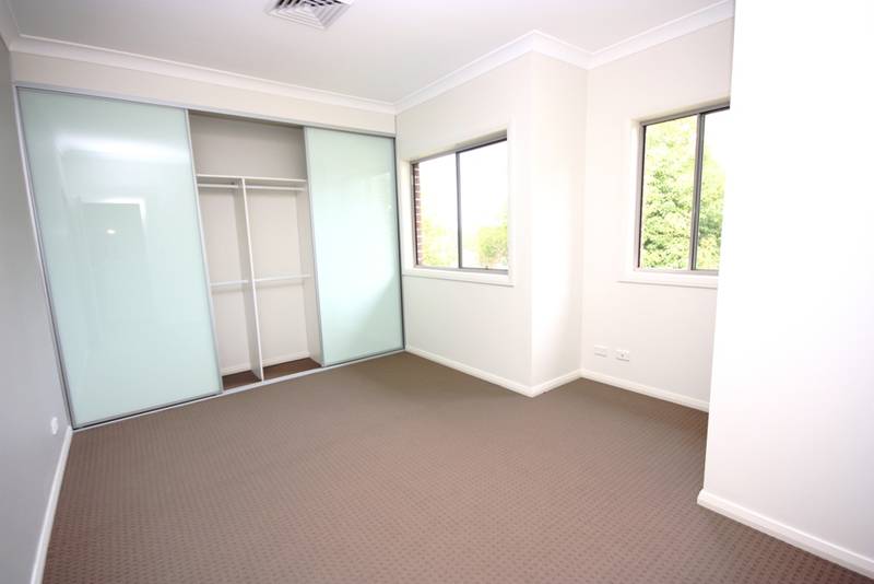 CHOICE OF 3 BRAND NEW TOWNHOUSES Picture 3