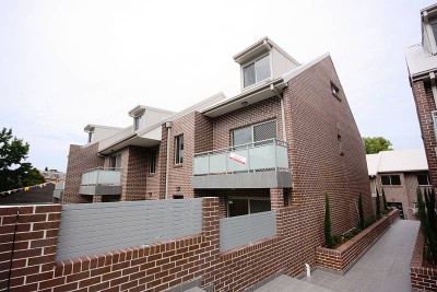 CHOICE OF 3 BRAND NEW TOWNHOUSES Picture