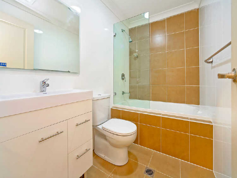 GROUND FLOOR SPLIT LEVEL APARTMENT Picture 3