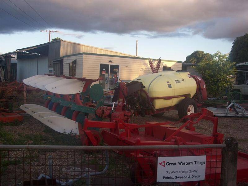 FARM MACHINERY AND EQUIPMENT SALES - BUSINESS AND FREEHOLD Picture 1