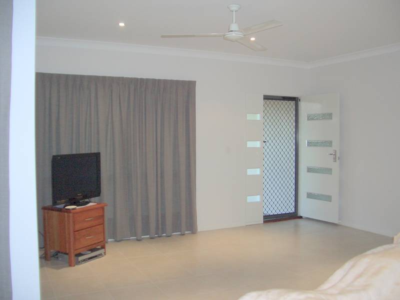 4 BEDROOM HOME UP FOR GRABS IN JACINTA CRESENT Picture 3
