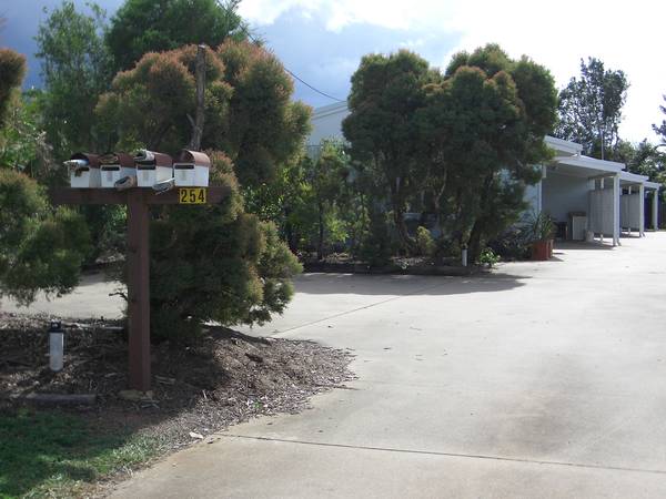 2 BEDROOM UNIT - WHAT A GRET LOCATION Picture 2 BEDROOM UNIT - WHAT A GRET LOCATION Picture