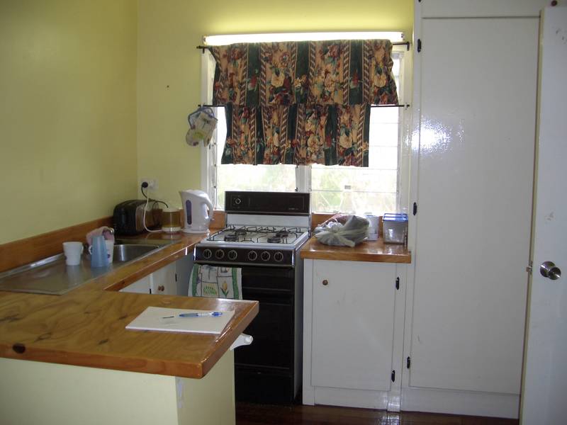 2 BEDROOM FULLY FURNISHED TOWNHOUSE Picture 2 BEDROOM FULLY FURNISHED TOWNHOUSE Picture