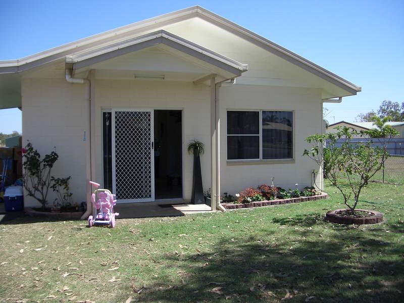 3 BEDROOM BLOCK HOME- GREAT LOCATION Picture 1