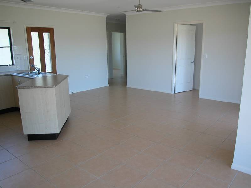 NEAR NEW HOME FOR RENT IN A NEW ESTATE Picture 2