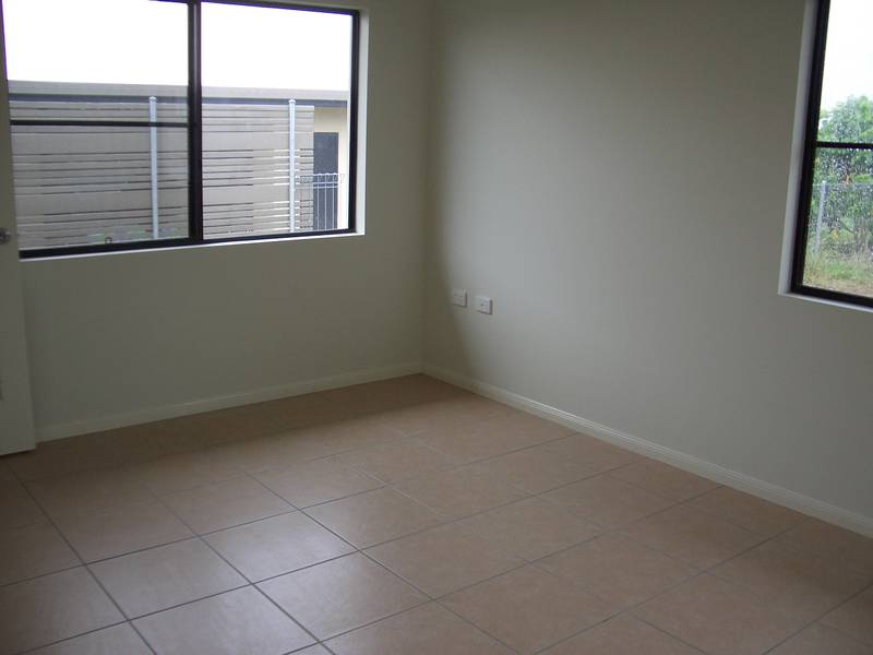 NEAR NEW HOME FOR RENT IN A NEW ESTATE Picture 3