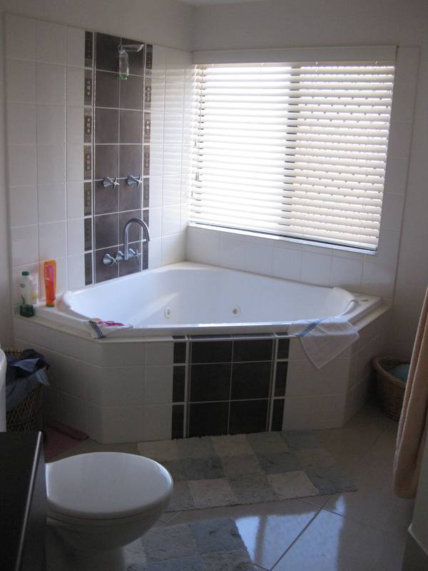 BEAUTIFUL EXECUTIVE HOME - IN A GREAT AREA Picture 1