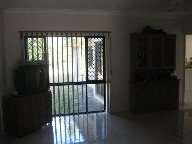 BEAUTIFUL EXECUTIVE HOME - IN A GREAT AREA Picture 2