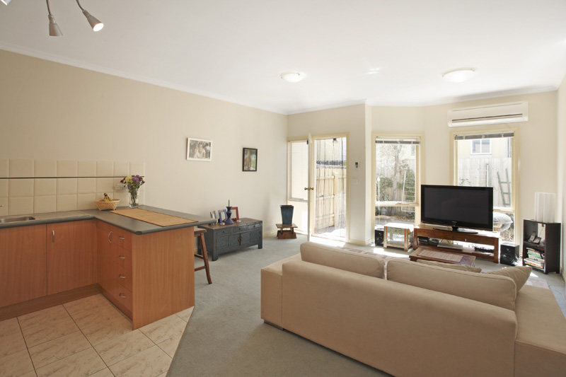 Peaceful & Charming One Bedroom Unit Picture 3