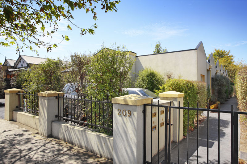 Peaceful & Charming One Bedroom Unit Picture 1