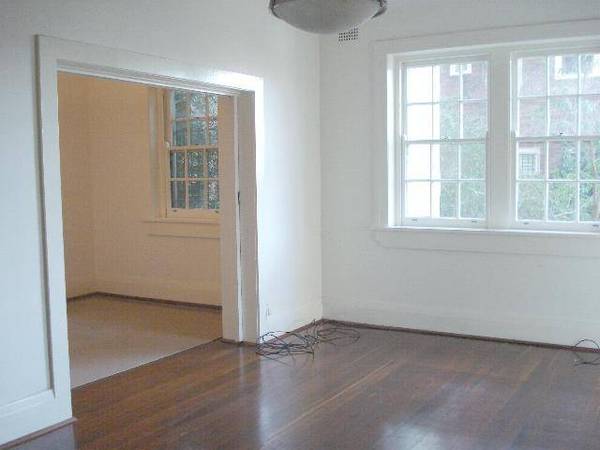 HUGE, ART DECO 2 BEDROOM SECURITY APARTMENT Picture 2