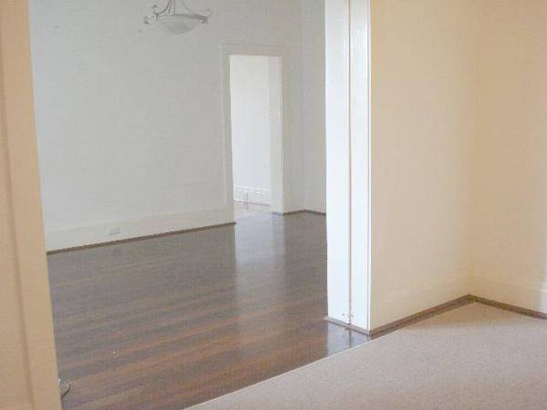 HUGE, ART DECO 2 BEDROOM SECURITY APARTMENT Picture 3