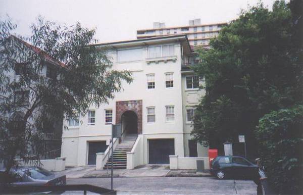 HUGE, ART DECO 2 BEDROOM SECURITY APARTMENT Picture 1