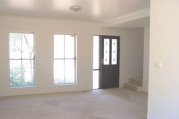 IMMACULATE, EXECUTIVE 3 BEDROOM, 2 STOREY TOWNHOUSE Picture 3