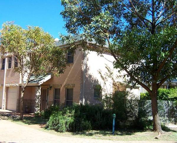 IMMACULATE, EXECUTIVE 3 BEDROOM, 2 STOREY TOWNHOUSE Picture 2