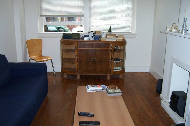 ***DEPOSIT TAKEN***Neat Art Deco 2 Bedroom Security Apartment Picture 2