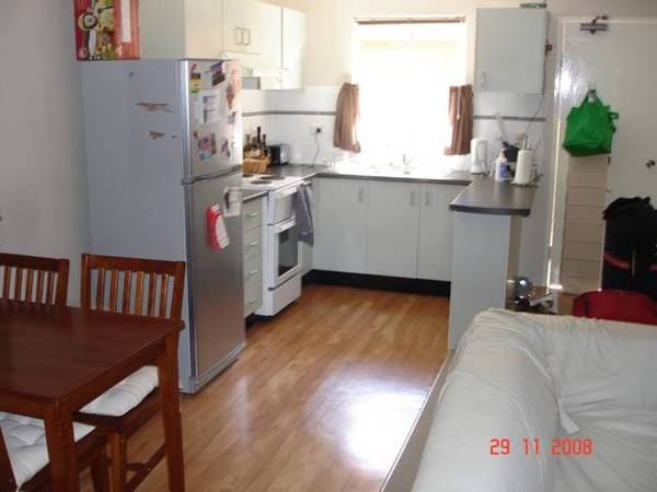MODERN 1 BEDROOM SECURITY APARTMENT WITH PARKING Picture 1