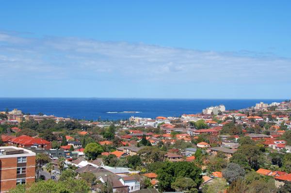 LIGHT & SUNNY 2 BEDROOM SECURITY APARTMENT WITH SPECTACULAR VIEWS FROM NEARLY EVERY WINDOW Picture