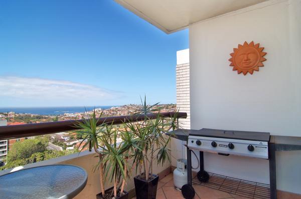 LIGHT & SUNNY 2 BEDROOM SECURITY APARTMENT WITH SPECTACULAR VIEWS FROM NEARLY EVERY WINDOW Picture