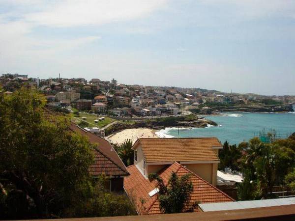 ART DECO 2 BEDROOM APARTMENT WITH VIEWS OF BRONTE BEACH Picture