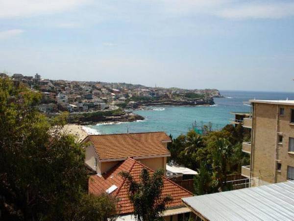 ART DECO 2 BEDROOM APARTMENT WITH VIEWS OF BRONTE BEACH Picture