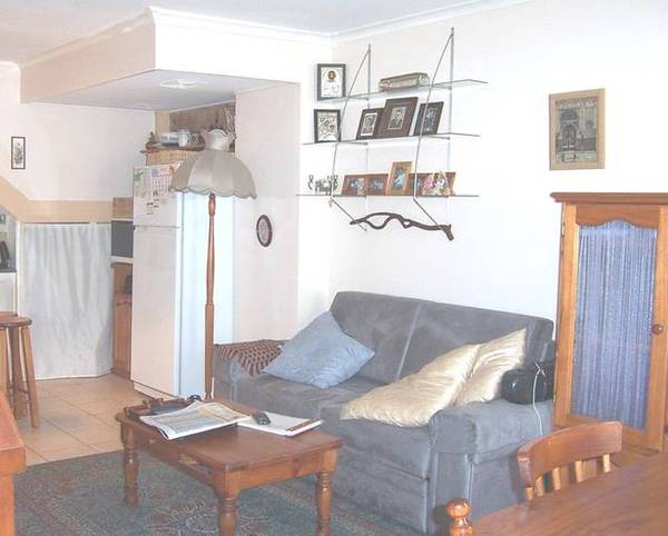 COSY, 2 BEDROOM TOWNHOUSE Picture 3