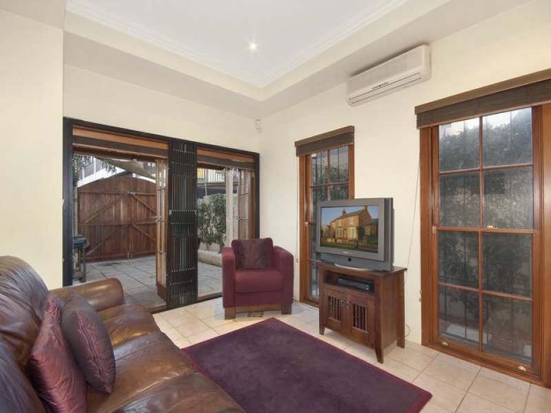IMMACULATE, 2 BEDROOM TERRACE... Picture 1