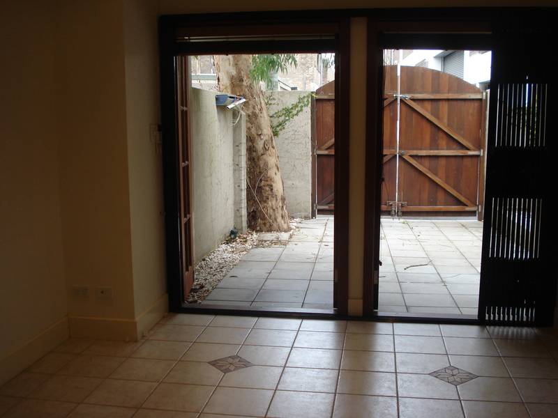 Modern, 2 bedroom terrace with separate study. Picture 2