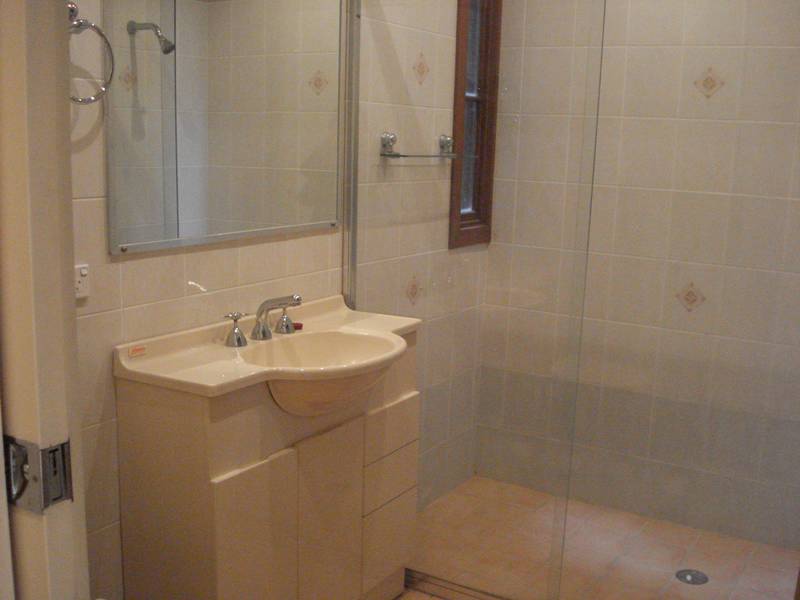 Modern, 2 bedroom terrace with separate study. Picture 3