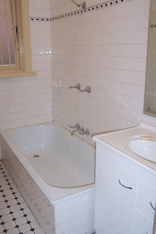 HUGE RENOVATED 3 BEDROOM APARTMENT Picture 2