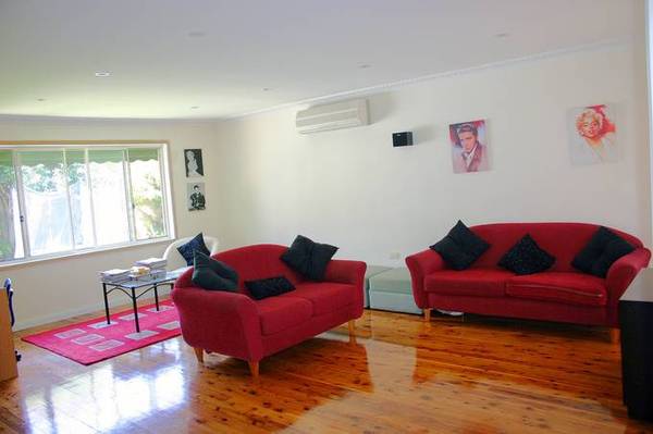 LOVELY LOWSET WITH DUAL LIVING - WALK TO THE WATER Picture 2