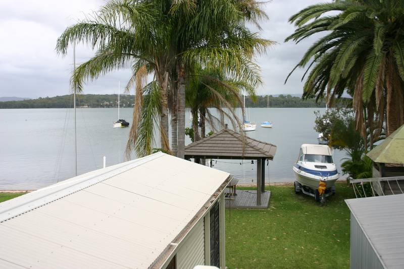 ABSOLUTE WATERFRONT 3 LEVEL HOLIDAY HOME Picture 1