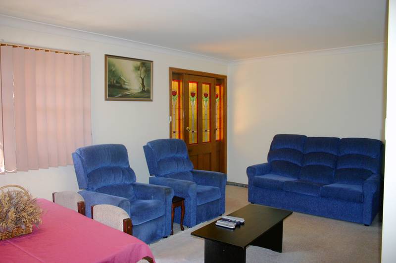 Attention First Home Buyers! Walk to water and shops Picture 2