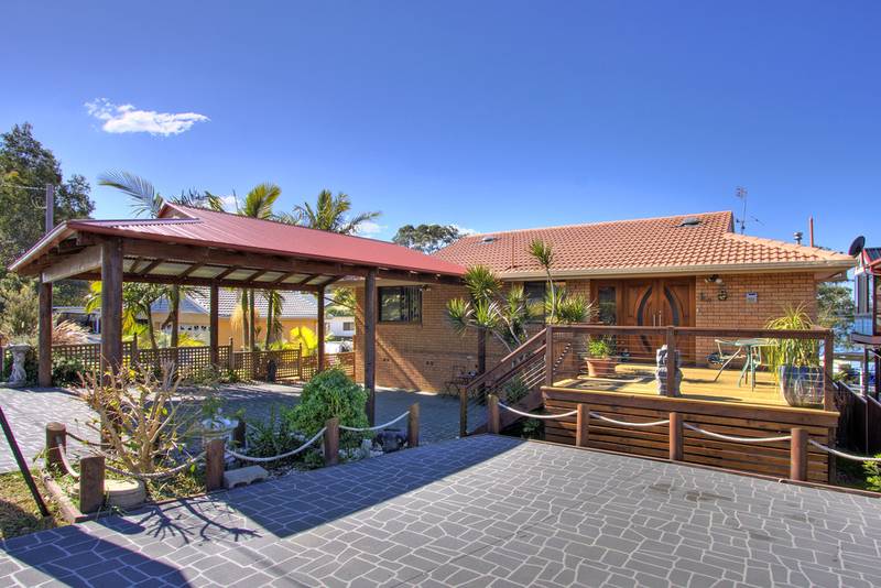 Fabulous Waterfront Home with the Lifestyle to Match Picture Fabulous Waterfront Home with the Lifestyle to Match Picture