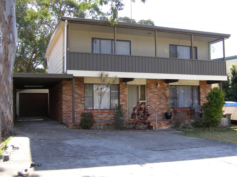 COME VIEW THIS GREAT DUAL LIVING POSSIBLITY Picture 1