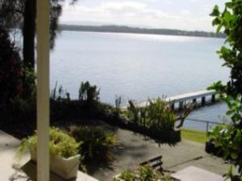 ABSOLUTE WATERFRONT ON LAKE MACQUARIE Picture 3